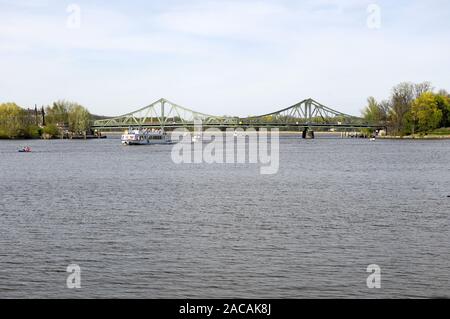 Glienicker Brücke zwischen Berlin und Potsdam. Stockfoto