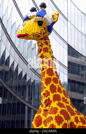 Lebensgroße Giraffen aus Lego Steinen Stockfoto