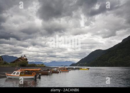 Firma im Ort Petrohue, Lago Todos Los Santos, Chile, Boote Hafen in der Stadt Petrohue am Lago Todos Los Santos Stockfoto