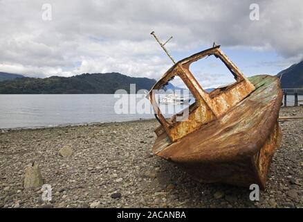 Rusty Boot im Hafen von Hornopirén, Chile, Südamerika Stockfoto