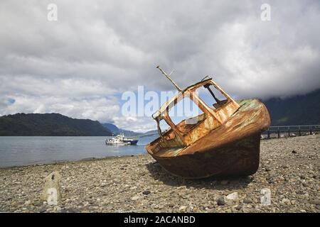 Rostiges Boot im Hafen von Hornopirén, Chile, rostigen Schiff in den Hafen von Hornopirén, Chile Stockfoto