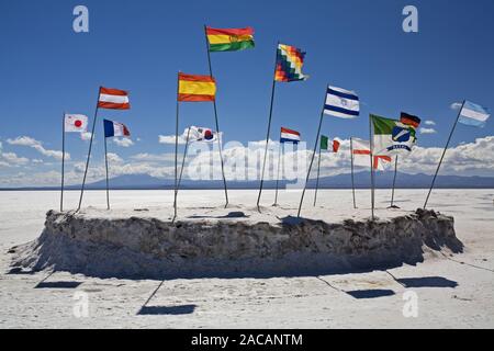 Fahnen im Wind beim Salzhotel Playa Blanca Hotel de Sal, Altiplano, Salzsee Salar de Uyuni, Bolivien, Suedamerika, Fahnen in der Stockfoto