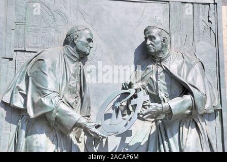 Papst Johannes Paul II. Präsentiert sein Nachfolger Papst Benedikt XVI. mit dem Weltjugendtagskreuz, bronze Relief von dem Düsseldorfer Arti Stockfoto