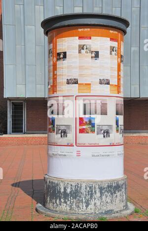 Litfaßsäule vor dem Museum Ludwig in Köln, Nordrhein-Westfalen, Deutschland, Europa Stockfoto