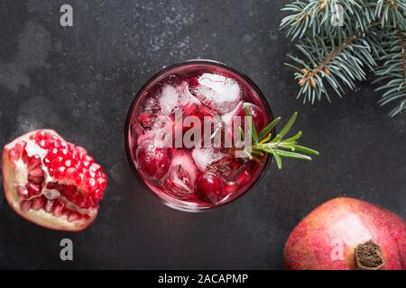 Granatapfel Rosmarin Urlaub Weihnachten Cocktail mit Sekt, Moosbeere, club Soda auf Schwarz. Close Up. Blick von oben. Stockfoto