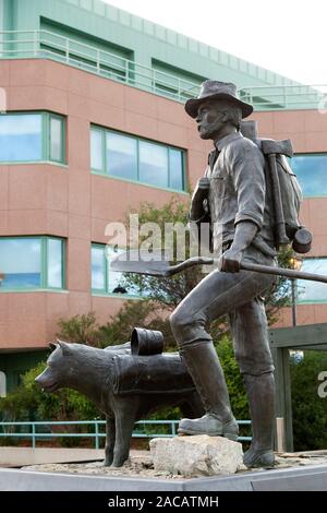 Der prospektor Statue in Whitehorse, Yukon, Kanada. Die Skulptur ist auf der Main Street und schildert Klondike Gold Rush prospector und seinem Hund. Stockfoto