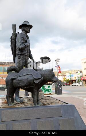 Der prospektor Statue in Whitehorse, Yukon, Kanada. Die Skulptur ist auf der Main Street und schildert Klondike Gold Rush prospector und seinem Hund. Stockfoto