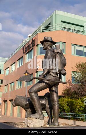 Der prospektor Statue in Whitehorse, Yukon, Kanada. Die Skulptur auf der Main Street zeigt eine Gold Rush era Prospector und seinem Hund. Stockfoto