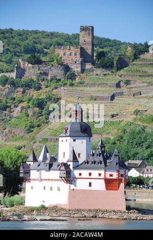 Burg Gutenfels oberhalb Burg Pfalzgrafenstein in Kaub am Rhein, Rheinland-Pfalz, Deutschland, Europa Stockfoto