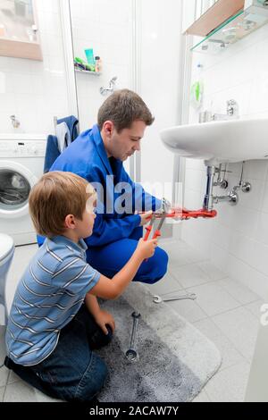 Klempner Reparaturen Waschbecken im Badezimmer Stockfoto