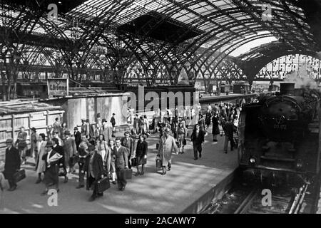 Menschenmenge bin Leipziger Bahnof, Sachsen, Deutschland, 1948. Die Masse, die am Leipziger Bahnof, Sachsen, Deutschland, 1948. Stockfoto