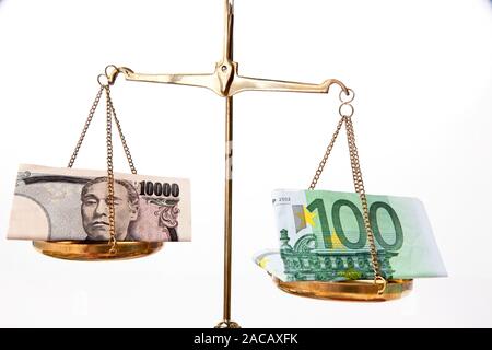Japanische Yen und den europäischen Euro-Banknoten auf der Waage Stockfoto