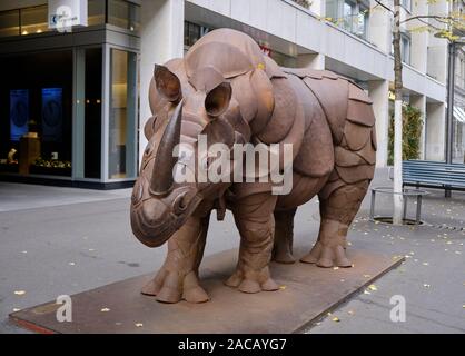 "Panzernashorn', Skulptur von John ein Topler. Metall Bronze eines Nashorns auf den Straßen von Zürich, Schweiz. Stockfoto