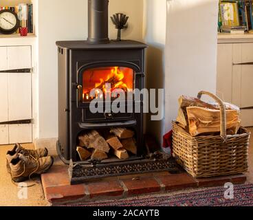 Roaring warmen Kaminfeuer Clearview multi die Binnennachfrage herd Brenner im Wohnzimmer von Home Stockfoto