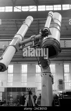 Ein neues Modell eines Teleskops wird vorgestellt, Leipzig Deutschland 1949. Eine neue Art des Teleskops ist an der exposititon dargestellt, Leipzig 1949. Stockfoto