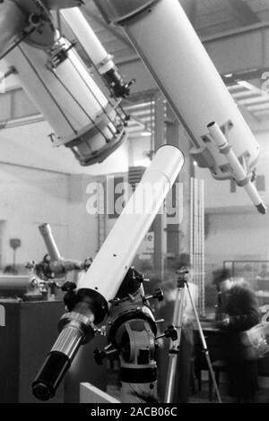 Ein neues Modell eines Teleskops wird vorgestellt, Leipzig Deutschland 1949. Eine neue Art des Teleskops ist an der exposititon dargestellt, Leipzig 1949. Stockfoto