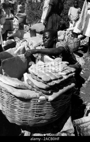 Bäcker beim Brotverkauf nur in kleinen Würfeln, 1967. Baker Verkauf von Brot in kleine Quadrate Nur, 1967. Stockfoto