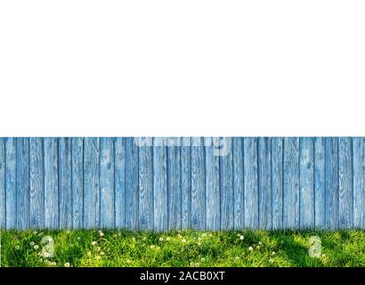 Holz Garten Zaun am Hinterhof mit grünem Gras isoliert auf weißem Stockfoto