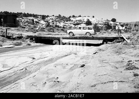 Unterwegs im Grenzgebiet Utah - Arizona, 1960er. Roadtrip rund um den Utah - Arizona Borderline, 1960er Jahre. Stockfoto