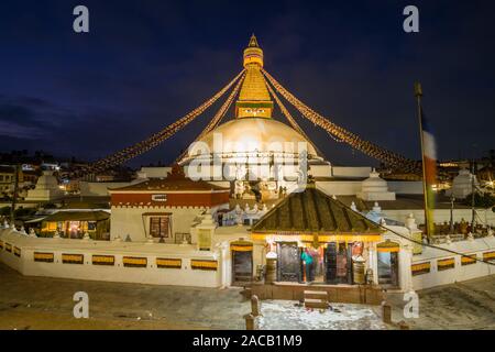 Panoramablick auf die boudha Stupa in der Vorstadt Boudhanath, beleuchtet bei Nacht Stockfoto