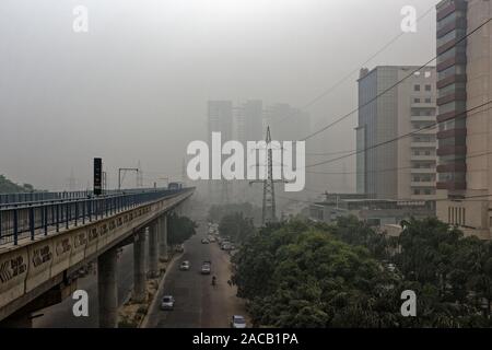 Die schnelle U-Titel Fading in den Smog von Delhi außerhalb des Hilton Double Tree, Sektor 55, Gurgaon, Indien Stockfoto