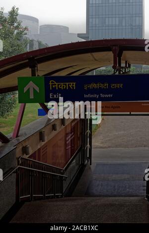 Die Ausfahrt der U-Bahn-Station Indusind, Gurgaon, Indien, ist ein Schild, das auf den Infinity Tower zeigt Stockfoto