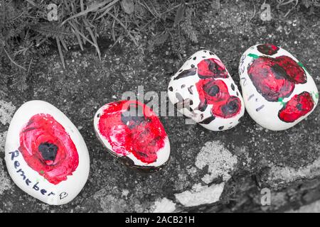 Steine Steine für den Tag der Erinnerung in einer Reihe, die bis zu den Eingang von Christchurch Priory, Dorset Großbritannien im November IN EINE REIHE gelegt lackiert Stockfoto