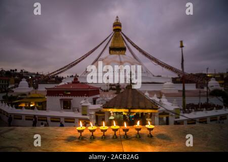 Panoramablick auf die boudha Stupa in der Vorstadt Boudhanath, tibetische Butter Lampen brennen vor Stockfoto