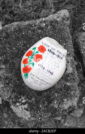Steine Steine für den Tag der Erinnerung in einer Reihe, die bis zu den Eingang von Christchurch Priory, Dorset Großbritannien im November IN EINE REIHE gelegt lackiert Stockfoto