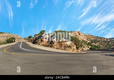 Schöne, kurvenreiche Straße in die Berge Israels Stockfoto