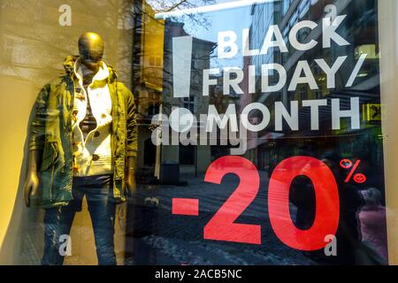 Schwarzer Freitag verkauf Banner im Shop Fenster Stockfoto