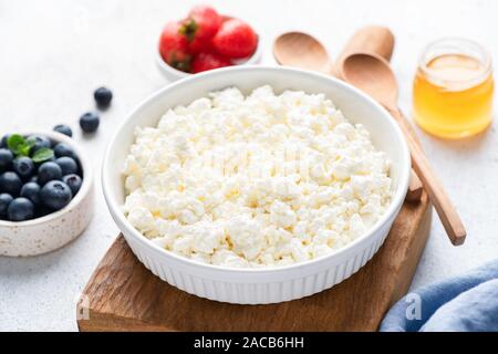 Hüttenkäse oder Ricotta in der Schüssel. Gesunde Lebensmittel, Milchprodukte Produkt mit hohem Calcium- und rich Protein Stockfoto