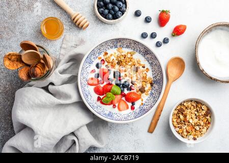 Gesundes Frühstück Schüssel Müsli Früchte und Beeren. Vegetarische Mahlzeit, Konzept der Diät, Gewichtsverlust, gesunde Lebensweise und Ernährung Stockfoto