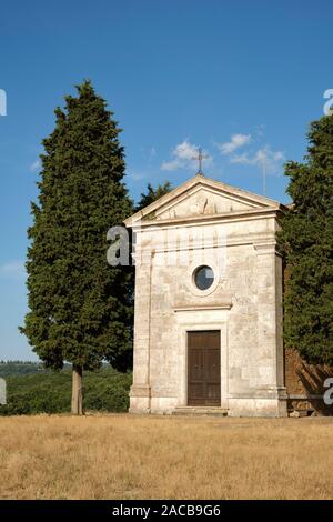 Die Kapelle der Madonna di Vitaleta einen kleinen und schönen Ort der Anbetung in der Val d'Orcia Landschaft zwischen San Quirico und Pienza Toskana Italien Stockfoto