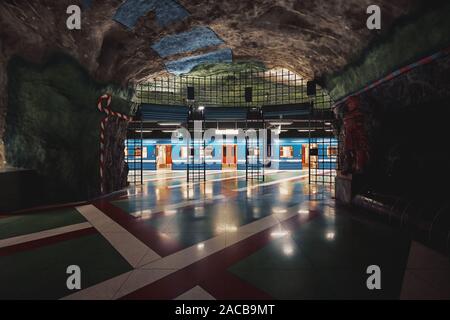Die Kunstwerke und Dekorationen im Kungstradgarden U-Bahn Station in Stockholm, Schweden Stockfoto