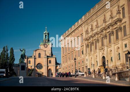 Die Landschaft von Stockholm Palast mit der Statue von Karl XIV Johans und die Kirche von St. Nikolaus in Gamla Stan, Stockholm, Schweden Stockfoto