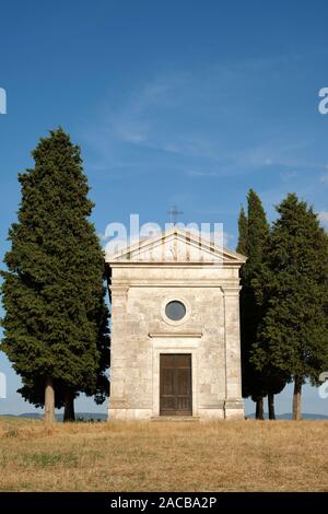 Die Kapelle der Madonna di Vitaleta einen kleinen und schönen Ort der Anbetung in der Val d'Orcia Landschaft zwischen San Quirico und Pienza Toskana Italien Stockfoto