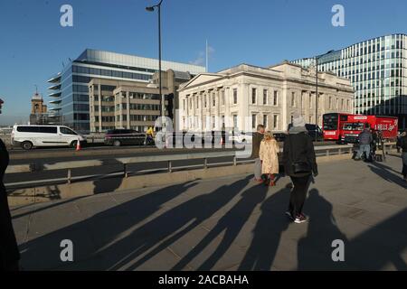 Allgemeine Ansicht auf die London Bridge in London, nach dem Terroranschlag am Freitag. Eine Mahnwache am Montag statt, Gedenken an die Opfer des Angriffs zu zahlen und die Notdienste und Mitglieder der Öffentlichkeit, die auf den Vorfall reagiert zu ehren. Stockfoto