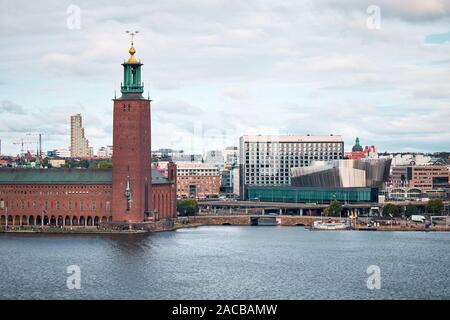 Die Landschaft des Stockholmer Rathaus und Stockholm Waterfront Congress Center von Monteliusvagen Aussichtsplattform, Schweden Stockfoto