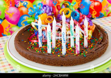 Geburtstag Chocolate Brownie Kuchen mit acht nicht leuchtende Kerzen mit den Worten Happy Birthday auf die Kerzen gedruckt. Stockfoto