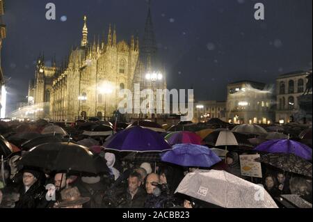 Mailand, 1. Dezember 2019 - Demonstration des ardines', die spontane antifaschistische Bewegung geboren auf Initiative einiger junger Leute aus Bologna und die verbreitete sich schnell in ganz Italien dank der sozialen Medien, mit Kundgebungen und Demonstrationen von Tausenden von Menschen in den Städten, im Protest gegen die Politik der Gewalt, Lügen und Fremdenfeindlichkeit der rechten Parteien, vor allem die Mattéo Salvini Liga und Fratelli d'Italia de Giorgia Meloni. Stockfoto