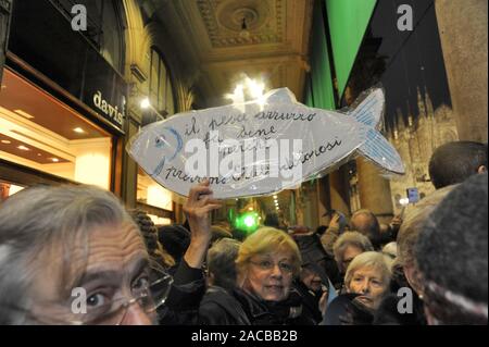 Mailand, 1. Dezember 2019 - Demonstration des ardines', die spontane antifaschistische Bewegung geboren auf Initiative einiger junger Leute aus Bologna und die verbreitete sich schnell in ganz Italien dank der sozialen Medien, mit Kundgebungen und Demonstrationen von Tausenden von Menschen in den Städten, im Protest gegen die Politik der Gewalt, Lügen und Fremdenfeindlichkeit der rechten Parteien, vor allem die Mattéo Salvini Liga und Fratelli d'Italia de Giorgia Meloni. Stockfoto