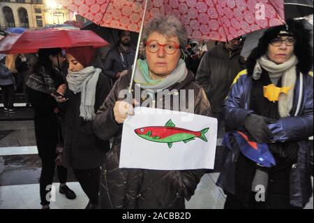 Mailand, 1. Dezember 2019 - Demonstration des ardines', die spontane antifaschistische Bewegung geboren auf Initiative einiger junger Leute aus Bologna und die verbreitete sich schnell in ganz Italien dank der sozialen Medien, mit Kundgebungen und Demonstrationen von Tausenden von Menschen in den Städten, im Protest gegen die Politik der Gewalt, Lügen und Fremdenfeindlichkeit der rechten Parteien, vor allem die Mattéo Salvini Liga und Fratelli d'Italia de Giorgia Meloni. Stockfoto