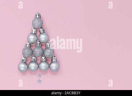 Weihnachtsbaum Form aus Silber Kugeln und Sterne auf einem Pastell rosa gesprenkelten Hintergrund isoliert, mit Kopie Raum Stockfoto