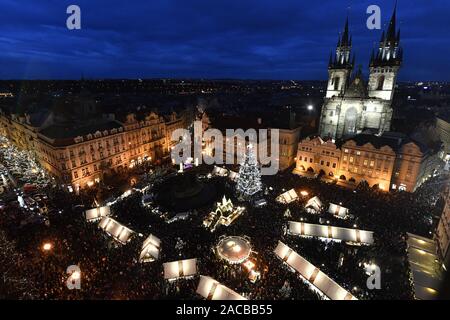 Prag, Tschechische Republik. 30 Nov, 2019. Der Weihnachtsmarkt und Baum am Altstädter Ring in Prag, Tschechische Republik, am Samstag, den 30. November 2019. Quelle: Vit Simanek/CTK Photo/Alamy leben Nachrichten Stockfoto