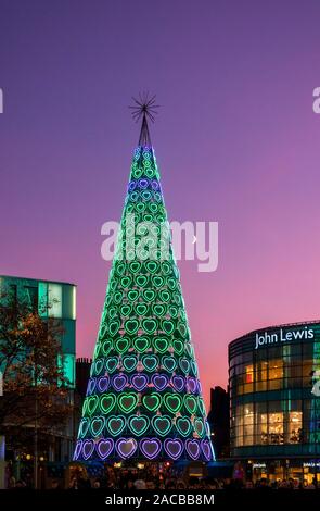 Beleuchtete Weihnachtsbaum der Herzen im Stadtzentrum Liverpool Stockfoto