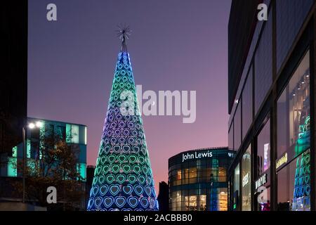 Beleuchtete Weihnachtsbaum der Herzen im Stadtzentrum Liverpool Stockfoto