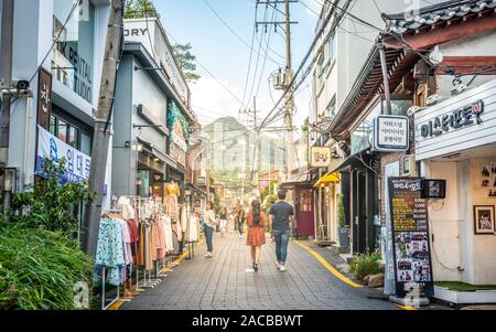 Seoul Korea, 23. September 2019: Fußgängerzone mit asiatischen Paar und Inwangsan im Hintergrund Mount in das Dorf Bukchon Bezirk Seoul, Südkorea Stockfoto