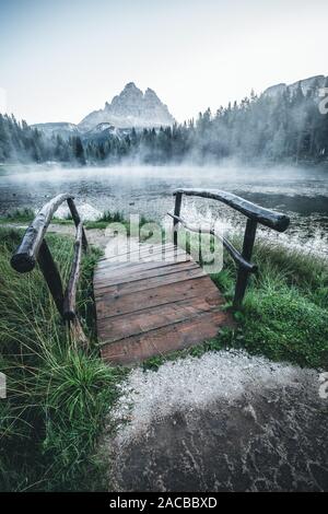Wundervolle Landschaft, Antorno See mit berühmten Dolomiten Gipfel der Drei Zinnen im Hintergrund, im östlichen Dolomiten, Italien Europa. Stockfoto
