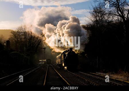 BR-Standard Tank Nr. 80072 kurz nach Verlassen von Llangollen an Waren, die Kreuzung. Stockfoto